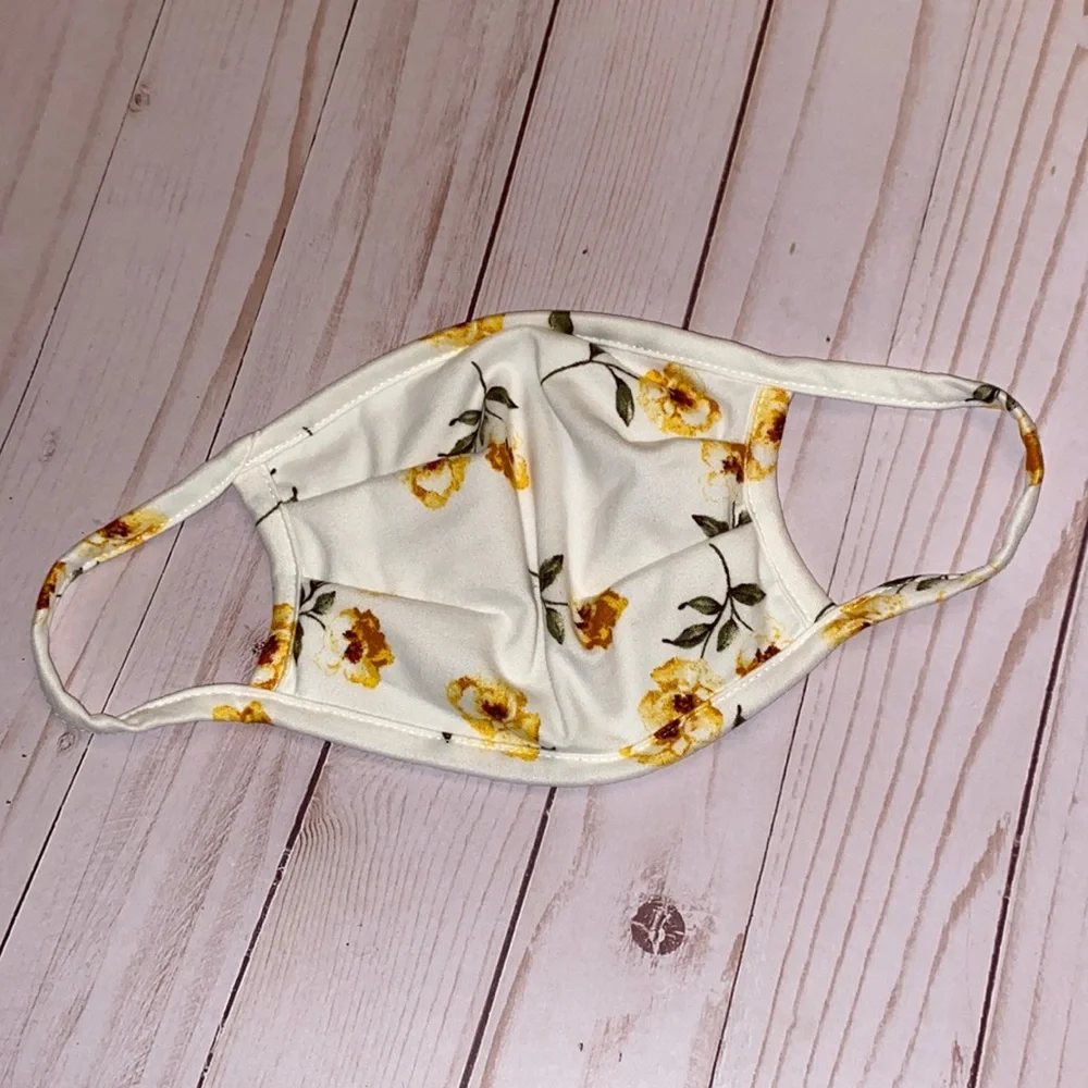 👗🛍Ivory w yellow flower face mask